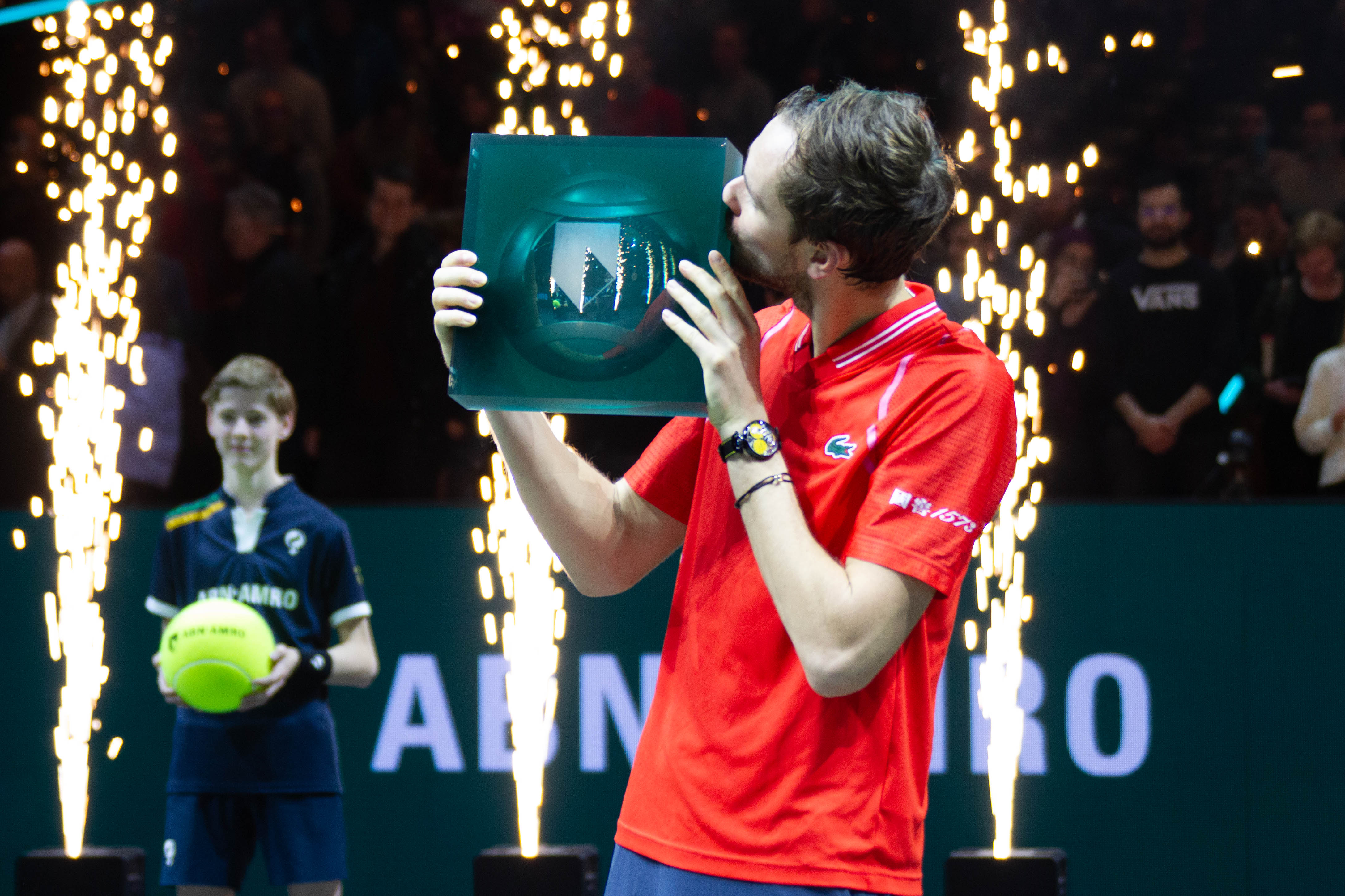 包含英国网球队绝杀西班牙网球队，梅德韦杰夫爆发神勇的词条