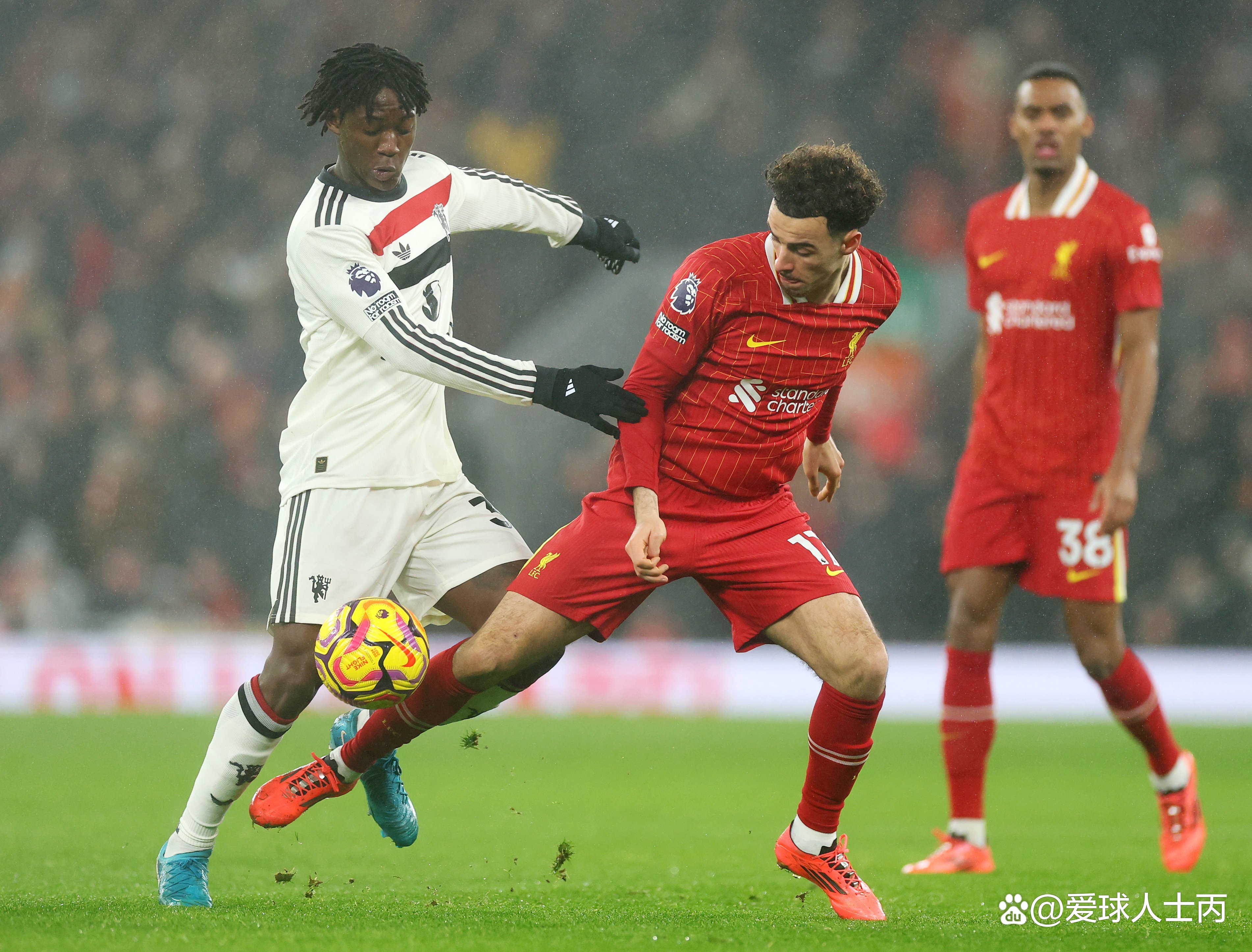 爱游戏入口-场面火爆！英超观众席沸腾不已的简单介绍