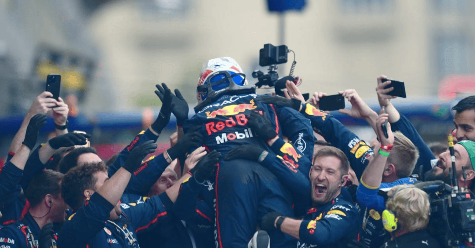 雷诺车队险胜威廉姆斯,维斯塔潘刷新纪录 雷诺车队险胜威廉姆斯,维斯塔潘刷新纪录