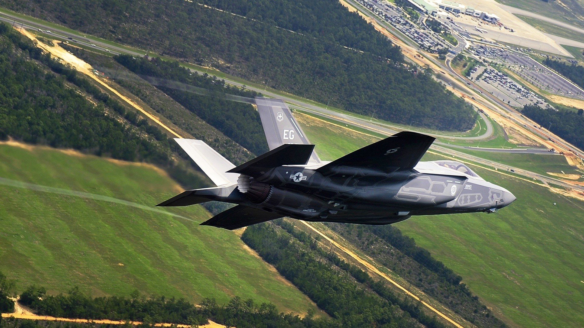 赛道之上，切特用方向盘接管了比赛